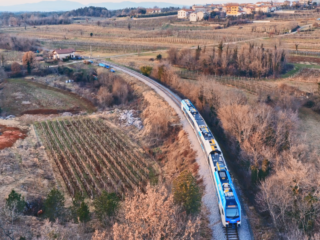 Vlak na Kras: Dogodek Kosovelovega leta, ki povezuje pesnikovo zapuščino in trajnostno mobilnost